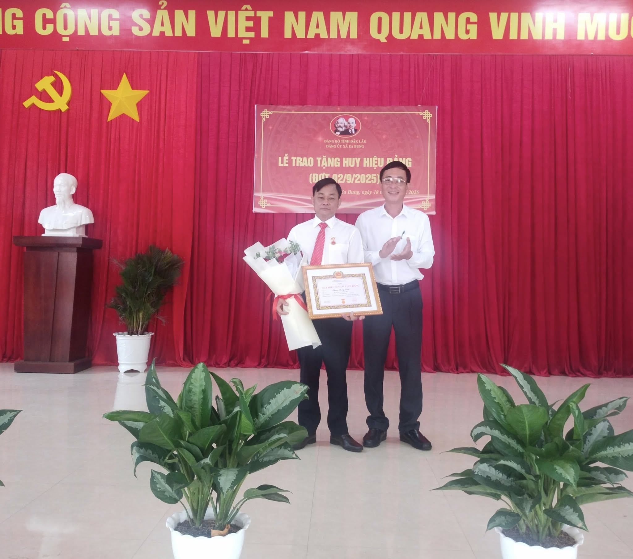 Đảng ủy xã Ea Bung trao tặng Huy hiệu Đảng (đợt 02/09/2025)